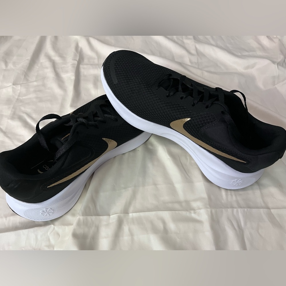 Nike revolution 7 wide shoes size 8